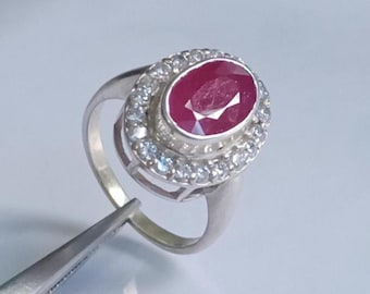 Anillo de halo de circonita con corte ovalado de rubí rojo / Anillo de plata de ley 925 / Regalo de piedra natal de julio para ella / Anillo de compromiso / Anillo de promesa de rubí