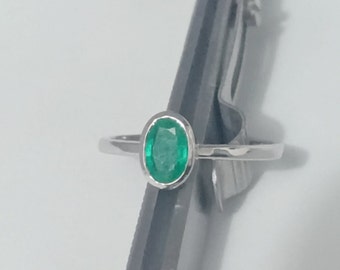 Ovaler Smaragdring aus 925er Sterlingsilber, stapelbarer Solitärring mit Geburtsstein, Statement-Ring, natürlicher Smaragd-Edelsteinring als Geschenk