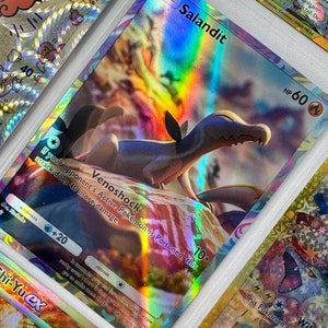 Reliure non officielle Salandit TCG Pocket Full Art en plastique pour reliure d'illustrations, insertion de page dans la liste de souhaits, dramatisation de la feuille holographique de remplacement LIRE LA DESCRIPTION