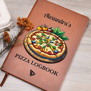 Op de afbeelding: Een bruin lederen gebonden dagboek met de tekst "Alexandra's Pizza Logbook" en een cartoonpizza met pepperoni, kaas en champignons op de omslag.