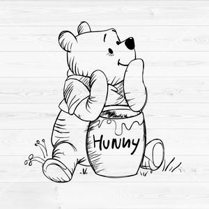 Peut inclure: Illustration en noir et blanc de Winnie l'ourson assis à côté d'un pot de miel. Le pot de miel porte l'inscription "Hunny". L'ours sourit et regarde le pot de miel.