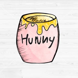 Może przedstawiać: Ilustracja różowego garnka na miód z żółtym ściekającym miodem na górnej krawędzi. Słowo "HUNNY" jest napisane czarnymi, odręcznymi literami na środku garnka. Projekt posiada czarne kontury i delikatne cieniowanie dla efektu głębi.