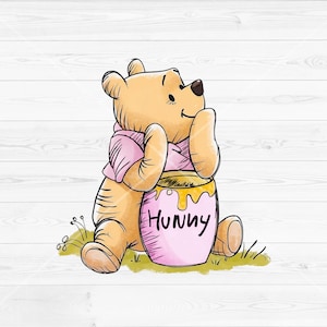 以下が含まれることがあります： 水彩画のイラストで、ピンクのスカーフを着け、「Hunny」の文字が入ったピンクの蜂蜜ポットを持っている黄色いクマ、くまのプーさん。クマは緑の草の上に座っています。