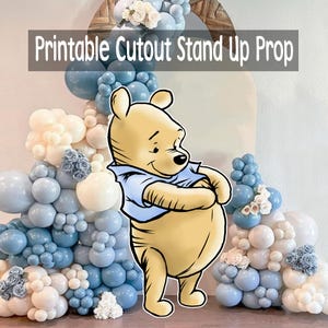 Recorte grande clásico de Winnie the Pooh de pie, letrero de jardín con diseño de niño azul para baby shower o cumpleaños, accesorio recortable para fiesta de cumpleaños, descarga instantánea