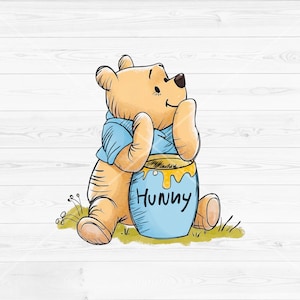 Könnte beinhalten: Eine Cartoon-Illustration von Winnie Puuh, einem gelben Bären, der auf grünem Gras sitzt. Er trägt ein blaues Hemd und hält einen blauen Honigtopf mit dem Wort "Hunny" darauf. Der Hintergrund ist eine weiße Holzmaserung.