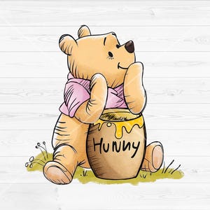 Pode incluir: Um urso amarelo vestindo uma camisa rosa, sentado e apoiando o queixo nas mãos enquanto se inclina contra um pote de mel marrom. O pote tem a palavra Hunny escrita em tinta preta na frente, com mel amarelo escorrendo da borda superior.