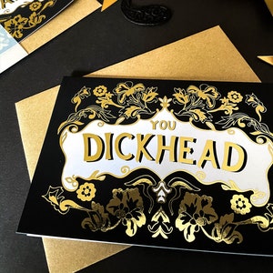 Tarjeta A6 "Eres un idiota" / Tarjeta ofensiva / Tarjeta de cumpleaños / Tarjeta de aniversario / Tarjeta atrevida / Tarjeta grosera / Obra de arte grosera / Tarjeta de felicitación con lámina dorada