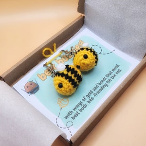 Urocze breloki z pszczołami, zestaw dwóch szydełkowanych pszczół Amigurumi, prezent dla najlepszego przyjaciela, miłośnik pszczół, brelok z pszczołami, prezent dla pszczół, najlepsi kumple, urok przyjaźni