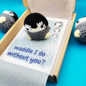 Llavero de regalo de pingüino de amor, pingüino Amigurumi de ganchillo, cumpleaños, regalos para ella, aniversario, regalos para él, encanto de ansiedad, regalo de San Valentín