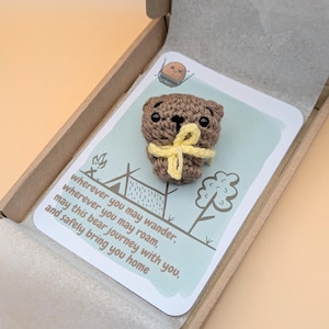 Porte-clé cadeau ours de voyage, ours Amigurumi au crochet, cadeaux de voyage, bons voyages, porte-bonheur, breloque anxiété, peluche, aventure