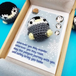 Porte-clés cadeau pingouin de voyage, pingouin Amigurumi au crochet, cadeaux de voyage, bons voyages, porte-bonheur, breloque anxiété, peluche, aventure