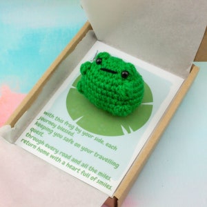 Prezent dla podróżnej żaby, szydełkowana żaba Amigurumi, prezenty na podróż, bezpieczne podróże, powodzenia, urok na lęk, pluszowa zabawka, squishies, przygoda