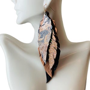 Boucles d&#39;oreilles tendance plumes en cuir : bijoux bohèmes pendants