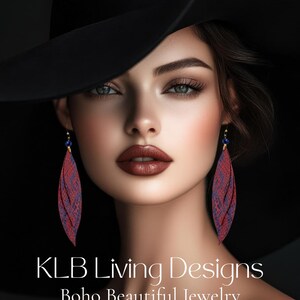 Peut inclure: Une femme porte un chapeau noir et de longues boucles d'oreilles &agrave; motifs rouges et bleus. Les boucles d'oreilles ont la forme d'une goutte d'eau. Le texte "KLB Living Designs Boho Beautiful Jewelry" est en bas de l'image.