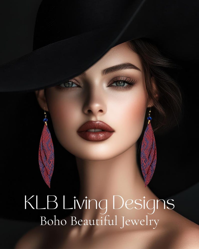 Peut inclure: Une femme porte un chapeau noir et de longues boucles d'oreilles &agrave; motifs rouges et bleus. Les boucles d'oreilles ont la forme d'une goutte d'eau. Le texte "KLB Living Designs Boho Beautiful Jewelry" est en bas de l'image.