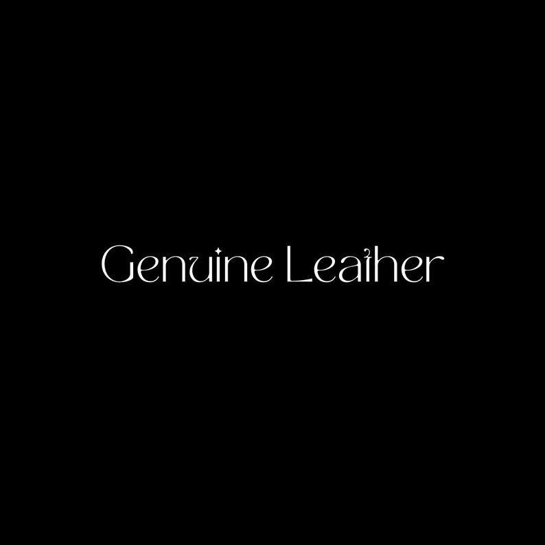 Peut inclure: Fond noir avec l'inscription "Genuine Leather" en blanc, dans une police &eacute;l&eacute;gante. Le texte est centr&eacute; et occupe une partie importante de l'image.