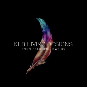 Peut inclure: Logo sur fond noir avec une plume color&eacute;e dans les tons bleu, violet et marron. Le texte "KLB LIVING DESIGNS" est au-dessus de "BOHO BEAUTIFUL JEWELRY" en blanc.