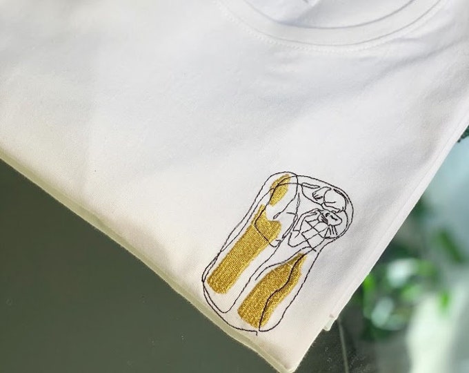 White organic cotton T-shirt, embroidered "The Kiss" by Klimt