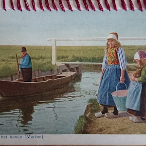 carte postale néerlandaise vintage, avec broderie à la main sur le dessus. ("Wachten op het bootje, Marken")