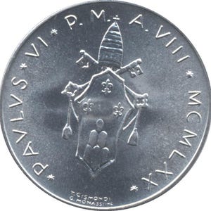 Puede incluir: Una moneda de plata con el escudo de armas papal, que incluye un escudo con flores de lis y llaves cruzadas. El borde de la moneda tiene inscripciones como "PAVLVS VI" y "MCMLXX".