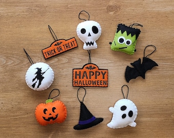 Op de afbeelding: Een set van 10 Halloween-thema viltversieringen. De versieringen omvatten een heks, een spook, een pompoen, een vleermuis, een schedel, een Frankenstein, een heksenhoed, een bord met de tekst "Happy Halloween" en twee borden met de tekst "Trick or Treat".