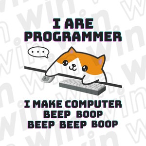 Könnte beinhalten: Eine Comic-Katze in einem weißen und orangefarbenen Shirt sitzt an einer Computer-Tastatur. Der Text lautet "I ARE PROGRAMMER I MAKE COMPUTER BEEP BOOP BEEP BEEP BOOP".