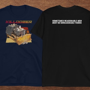 Może przedstawiać: Koszulka w kolorze granatowym z nadrukiem żółtej buldożerki i napisem "KILLDOZER" w kolorze białym. Tył koszulki jest czarny z napisem "SOMETIMES REASONABLE MEN MUST DO UNREASONABLE THINGS" w kolorze białym.