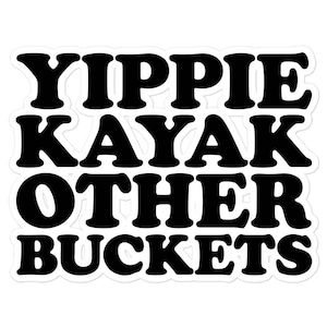 以下が含まれることがあります： 黒と白のステッカーに、太字で角ばったフォントで「YIPPIE KAYAK OTHER BUCKETS」というテキストが書かれています。