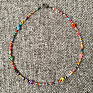 Collar de perlas con sonrisas coloridas, collar de cuentas de colores, collar de encanto feliz, collar de cuentas de verano, gargantilla de cara feliz arco iris imagen 6