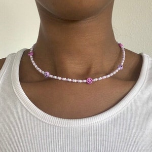 Collar de perlas con sonrisas coloridas, collar de cuentas de colores, collar de encanto feliz, collar de cuentas de verano, gargantilla de cara feliz arco iris Morado