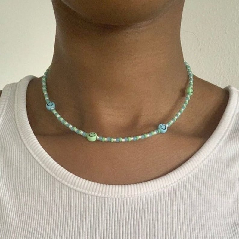 Collar de perlas con sonrisas coloridas, collar de cuentas de colores, collar de encanto feliz, collar de cuentas de verano, gargantilla de cara feliz arco iris Verde