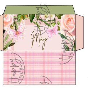 Op de afbeelding: Een roze en groene envelop met een bloemenontwerp met rozen en vlinders. De envelop heeft een roze en wit geruit patroon op de onderste helft en het woord "Mei" in cursief op de bovenste helft.