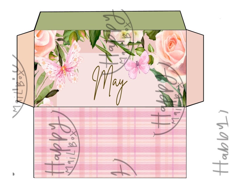 Op de afbeelding: Een roze en groene envelop met een bloemenontwerp met rozen en vlinders. De envelop heeft een roze en wit geruit patroon op de onderste helft en het woord "Mei" in cursief op de bovenste helft.