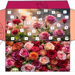 Op de afbeelding: Een envelop met een bloemenontwerp met rozen in verschillende tinten rood, roze en oranje. De bovenklep heeft een donkerdere roze tint. De envelop is ontworpen met een brievenbusthema.