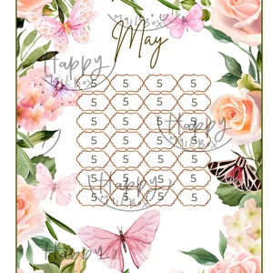 Op de afbeelding: Een printbare mei-kalender met een bloemmotief. De kalender heeft roze rozen, vlinders en groene bladeren. De maand mei staat in bruine cursieve letters. De kalender heeft een raster van 30 vierkanten, elk met het getal 5 erin.