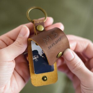 Personalisierbarer Schlüsselanhänger aus Leder mit Gravur Namen Initialen und Foto oder Text Bild 2