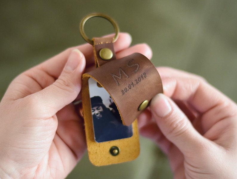 Personalisierbarer Schlüsselanhänger aus Leder mit Gravur Namen Initialen und Foto oder Text Bild 2