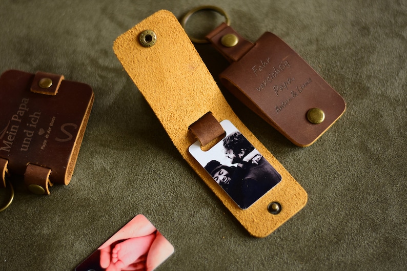 Personalisierbarer Schlüsselanhänger aus Leder mit Gravur Namen Initialen und Foto oder Text Bild 3