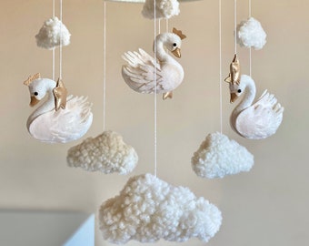 Swan mobile, baby mobile girl, boucle mobile, baby room decor, nursery mobile