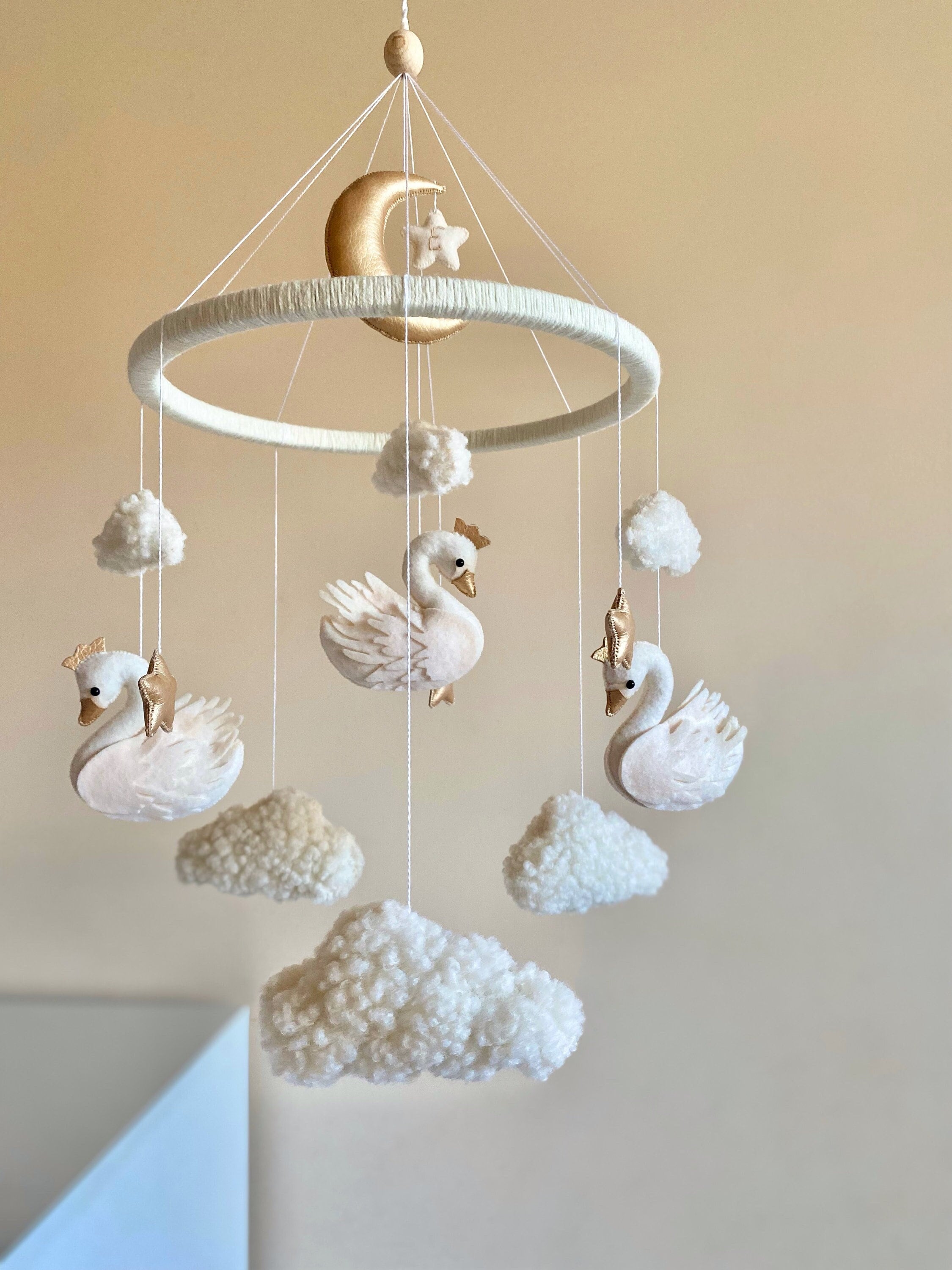 Swan mobile, baby mobile girl, boucle mobile, baby room decor, nursery mobile
