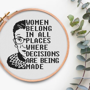 Peut inclure: Un cerceau de broderie en point de croix noir et blanc avec un portrait de Ruth Bader Ginsburg et la citation "Les femmes ont leur place dans tous les endroits où des décisions sont prises."