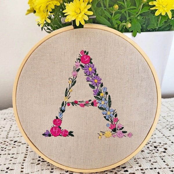 Personalisierte Monogramm Stickerei Wanddekoration, gestickte Hoop Art, gestickte Anfangsbuchstaben Stickerei 15,5 cm Stickrahmen, Blumenbuchstabe