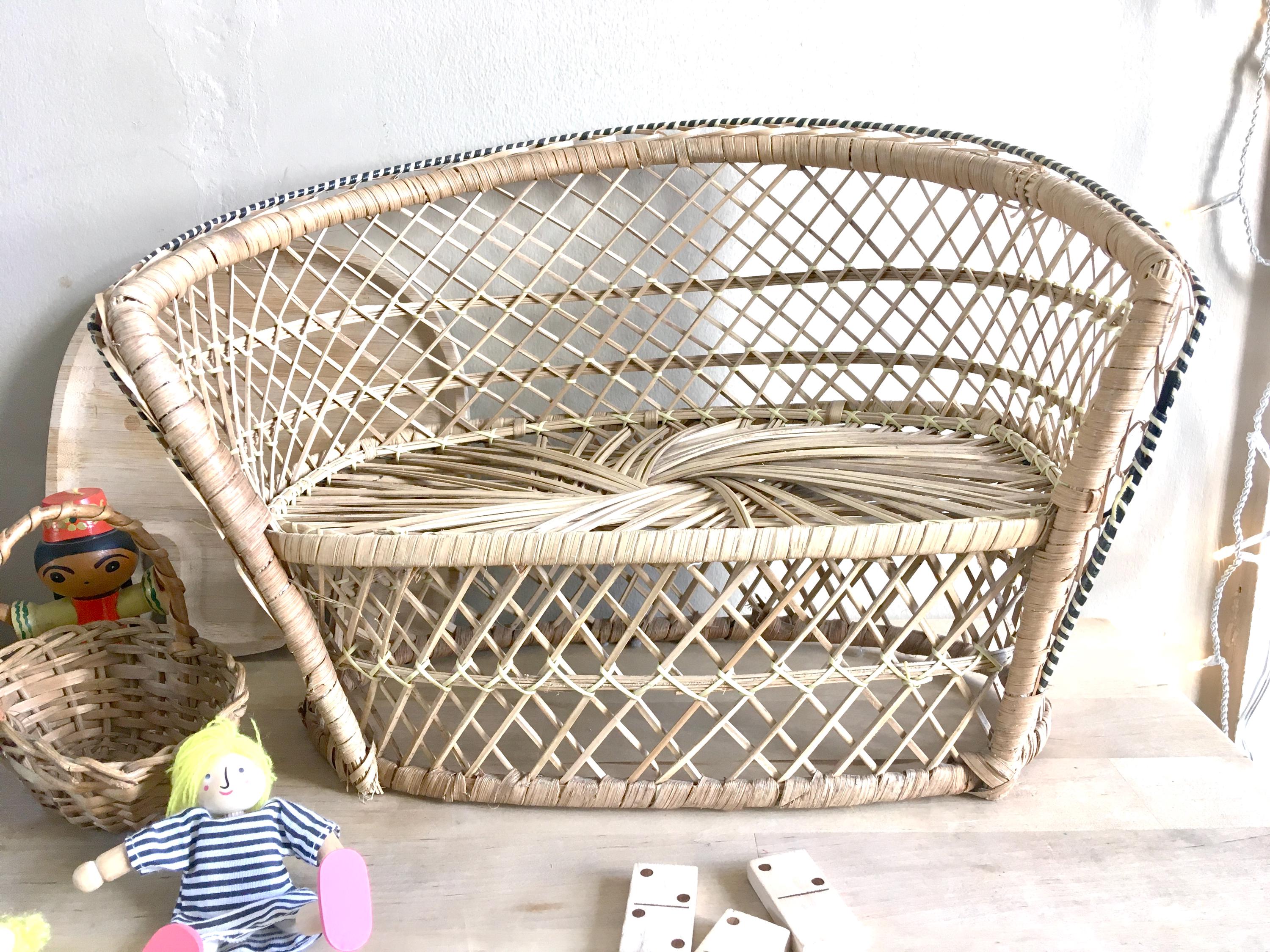 Petit Fauteuil De Poupée En Osier Bambou – Vintage Avec Coussin Fleuri