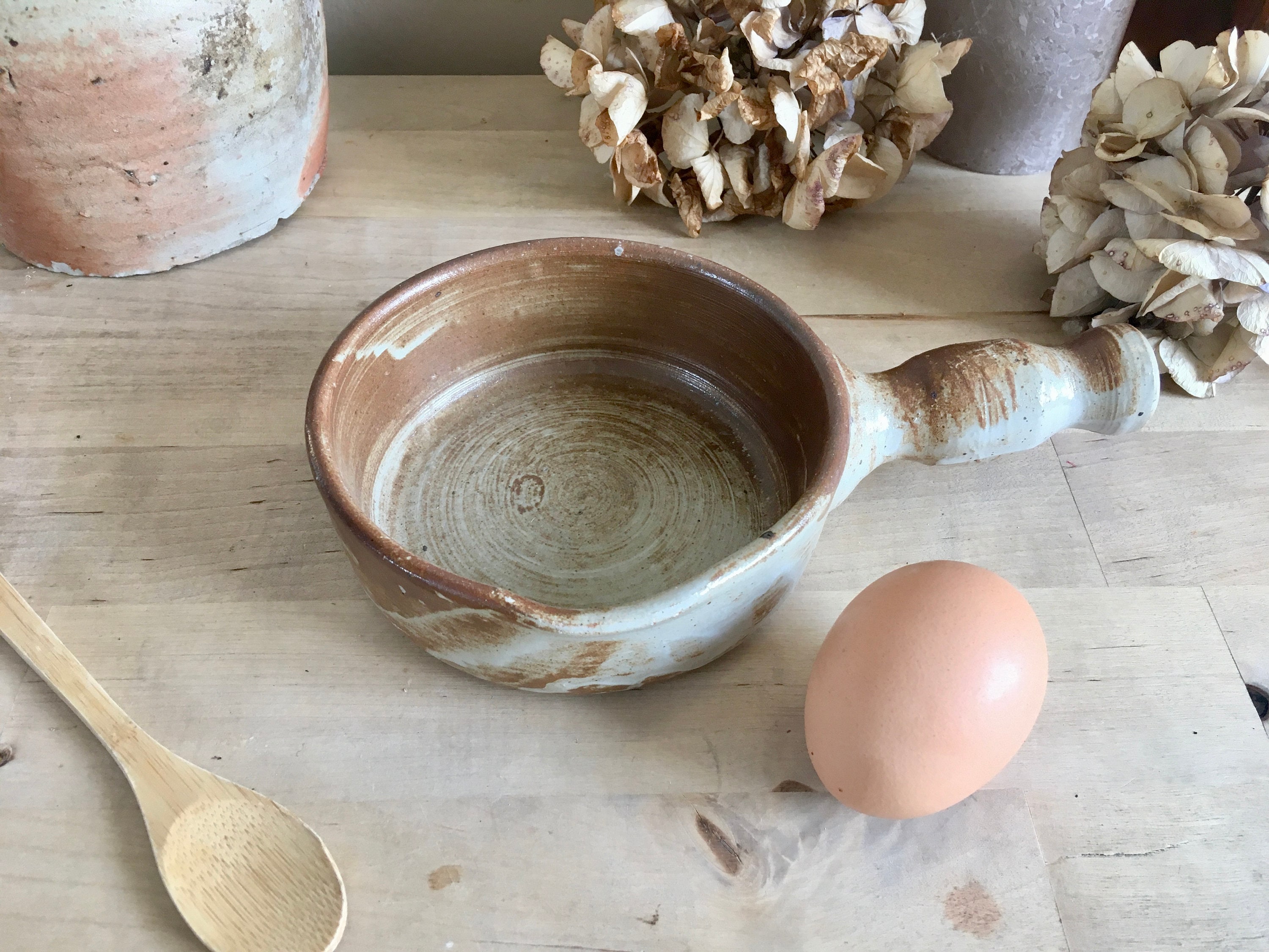 petite casserole rustique vintage en grès brun, plat de service, décor champêtre hygge scandinave