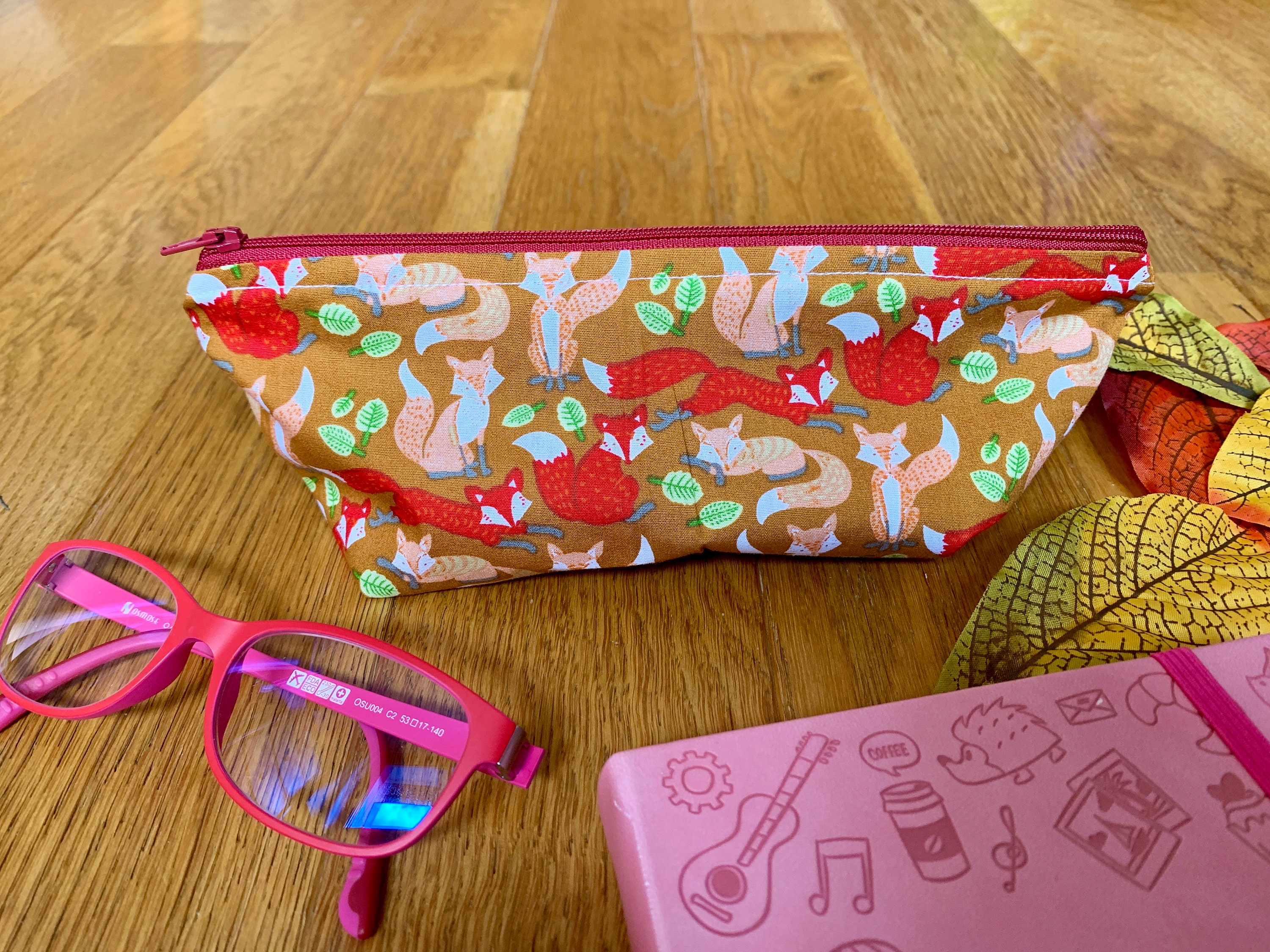 Trousse Doublée Faite Main Triangulaire Motif Renard en Automne Trousse à Stylo ou Feutre de Maquill