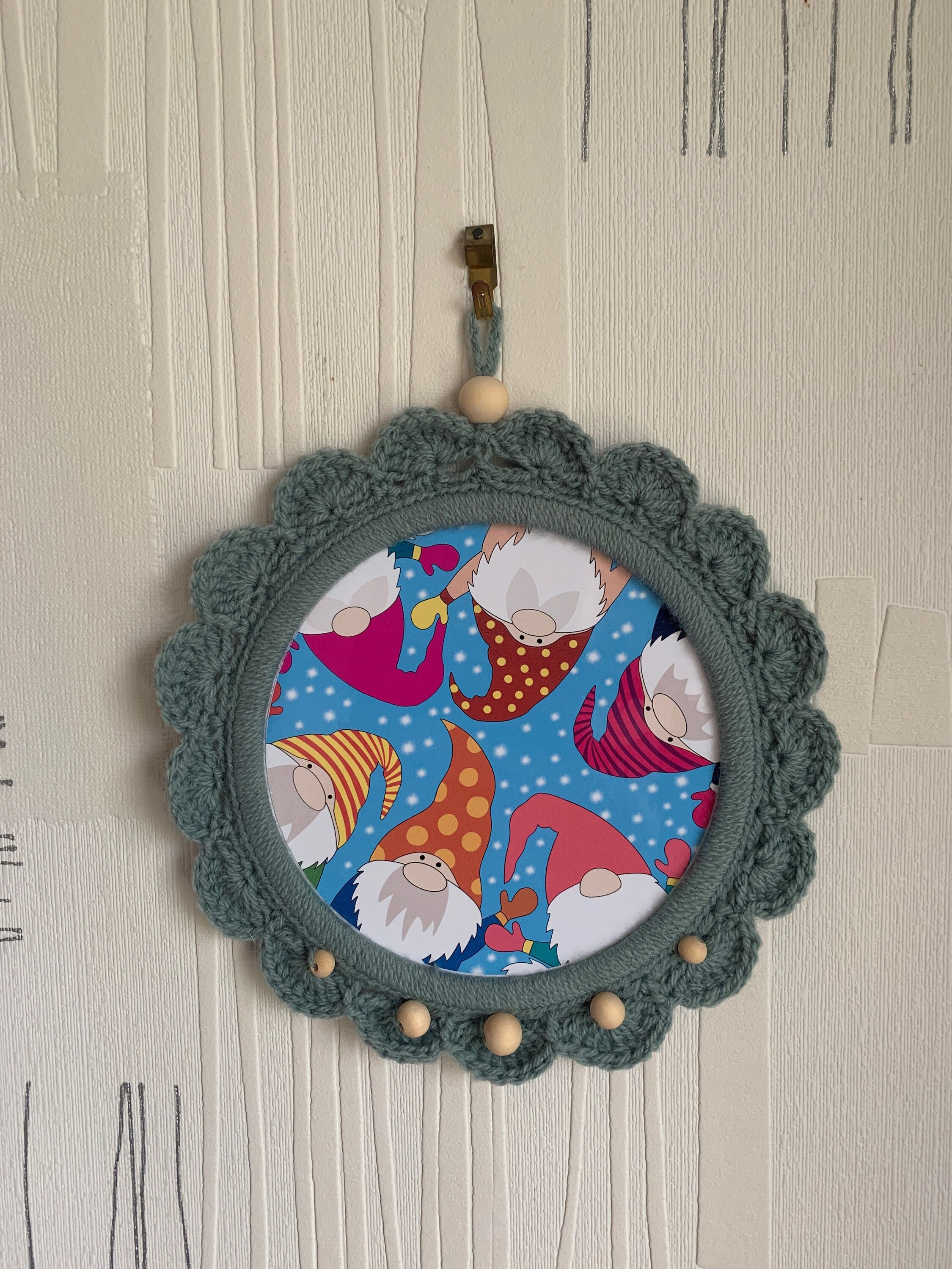 Gnomes de Noël Décoration Cadre Crochété à La Main avec Un Dessin Gnomes Original Murale Fait Main