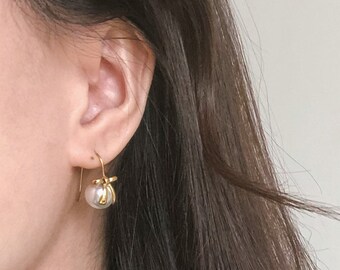 CLEARANCE / 18K Gold Faux Pearl Earring • Pearl Statement Earrings • Pearl Earrings • Gold Pearl Earrings • Gift for Her • Dainty Earrings