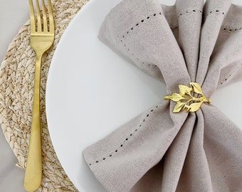 Natheeph 4Pcs Maple Leaf Napkin Rings Vintage Metal Napkin Rings Set Fall Napkin Holder for Christmas//Thanksgiving//Parties//Wedding Adornment Silver