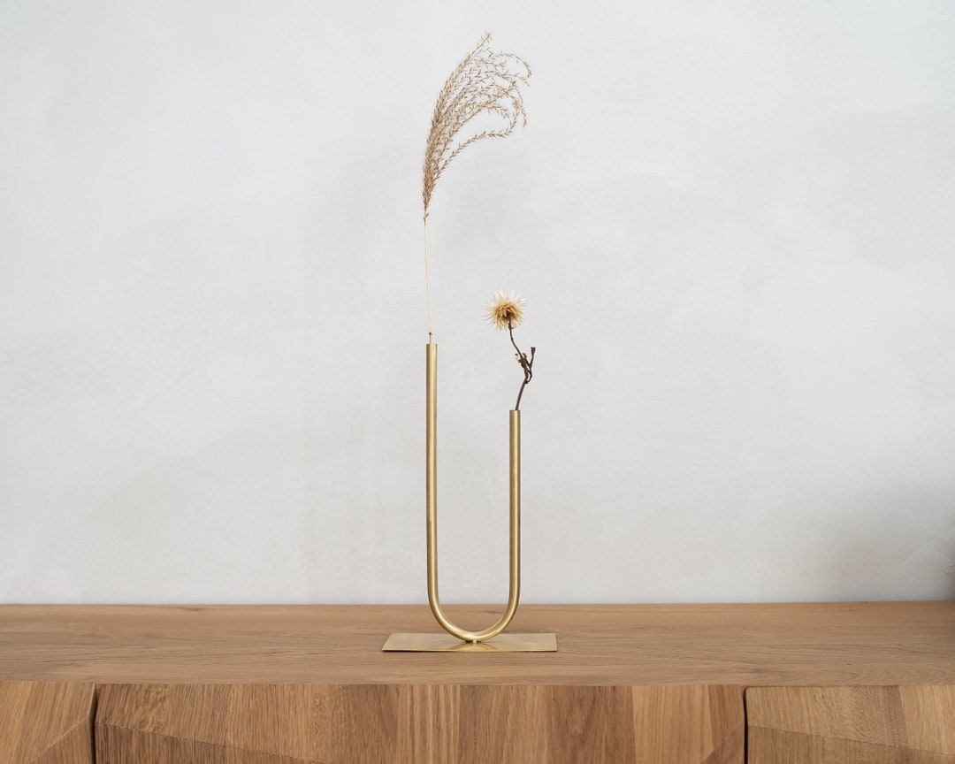 Minimalist vase - Chōwa | Golden vase | U-shape vase | Single flower vase | Madam Stoltz inspired