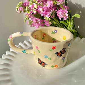 PREORDINA: tazza in ceramica fatta a mano con giardino di farfalle - tazza fatta a mano, tazza a farfalla, carina tazza fatta a mano, tazza da caffè fatta a mano, tazza estetica fatta a mano, tazza